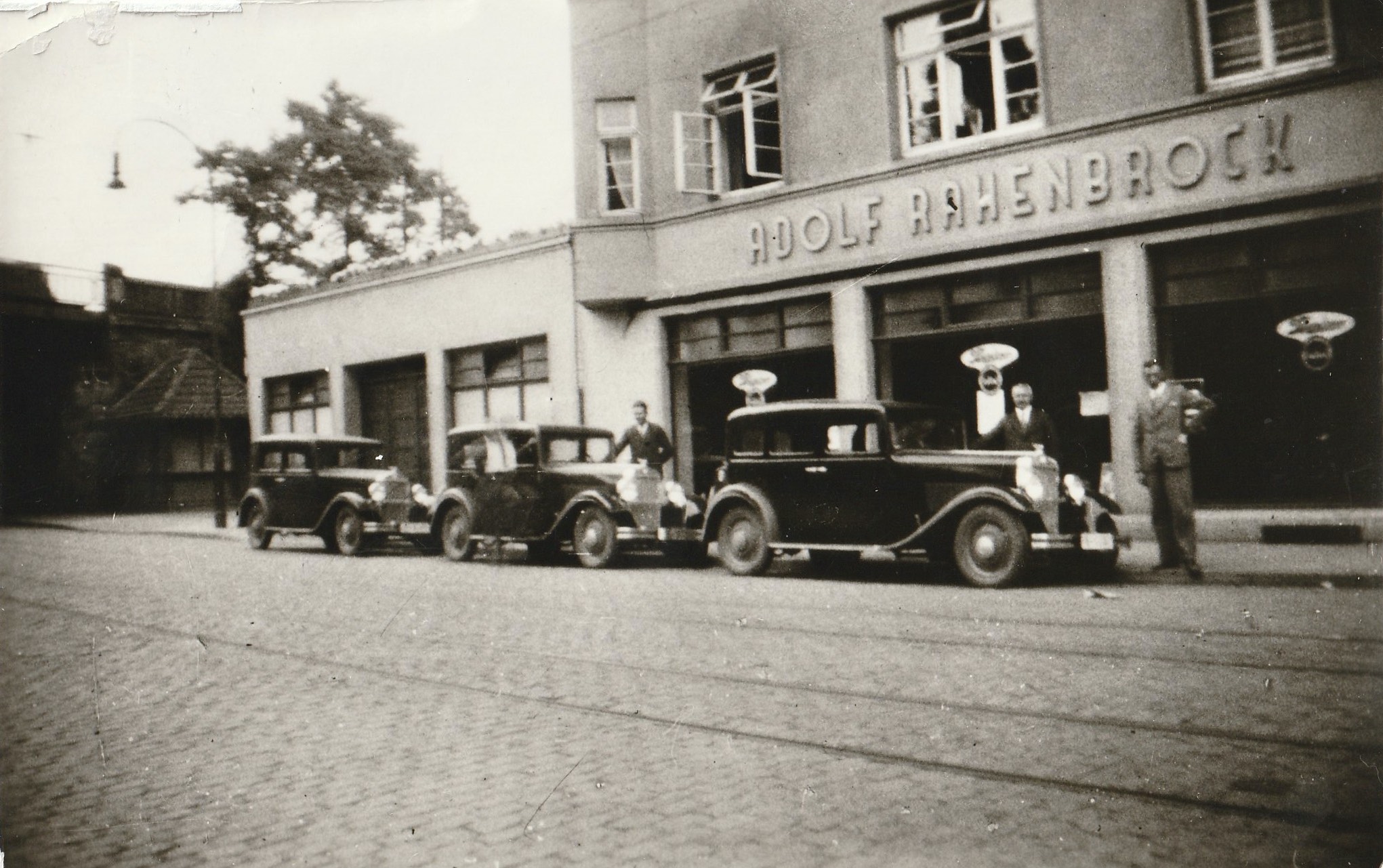 Über uns Überführung DKW Wanderer , 30 er Jahre Senior Chef mit MitarbeiternIMG_20201209_0004